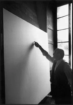 Lucio Fontana fotografato da Ugo Mulas - Terzo elemento della sequenza